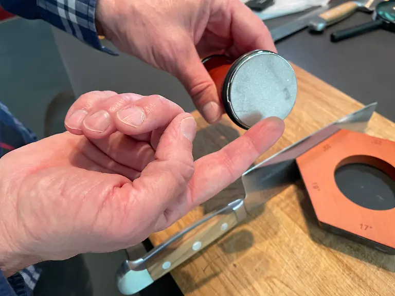 Messerschleifer Test Rollschleifer feine Seite Staub Finger Experte.jpg